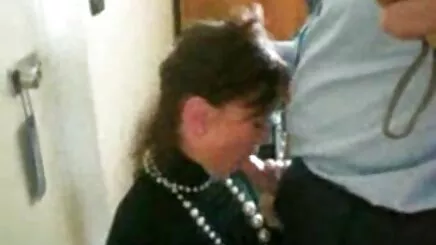 Sıcak Nika kendisi ateşliseks ile oynuyor