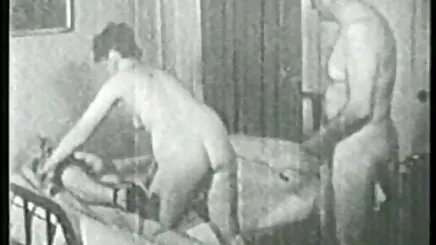 Şişeyi döndürmek için üç oyun porno ateşli seks