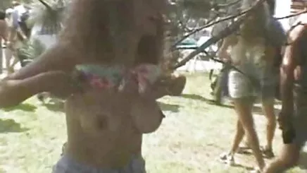 Genç çift mutfakta ateşli sex ve creampie
