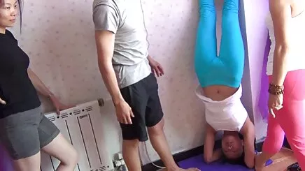 Komşumun karısı kendisi atesli erotik porno ile oynuyor