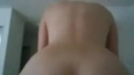Yaşlı adam ile sarışın ergen, yatakta ateşli sikişme