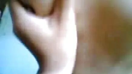 Yeşil ergen yatakta ateşliseks kedi ile oynuyor (J2T)