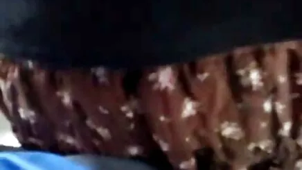 o da ateşli seks porno parmaklarını okşadı