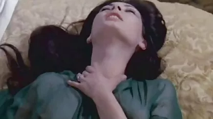 Kıçından ateşli sikişme videoları yapıyor