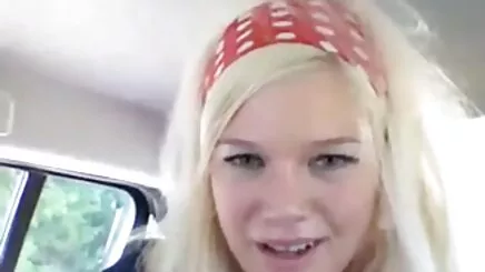 Çift Lindzey var eğlence ile ona yapay penis duşta ateşli sex
