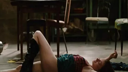 Patronun kızı annesinin yeni kocasını sevmiyor porno ateşli sikişme